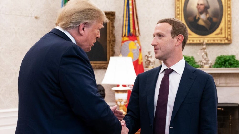 Donald Trump saludando de mano a Mark Zuckerberg