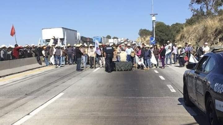 Ejidatarios de Santa Rita Tlahuapan tienen tomada la autopista.