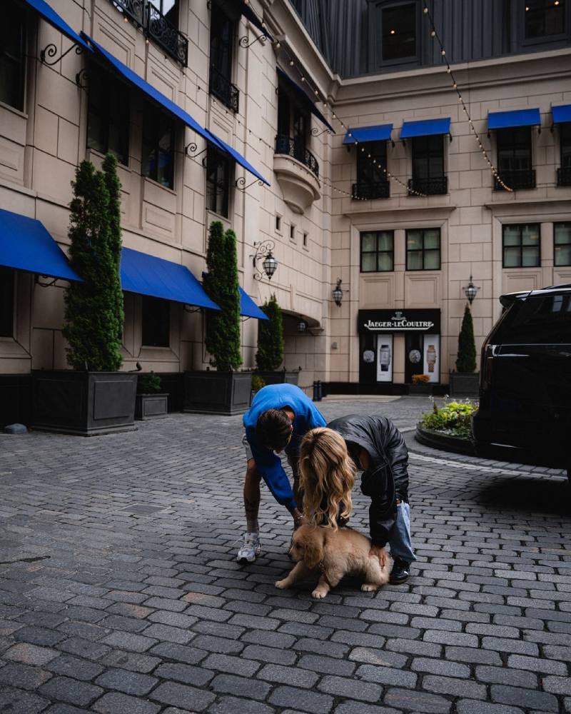 El perrito siempre los acompaña a todos lados.