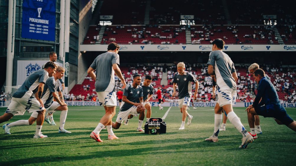 El mexicano durante el calentamiento con su equipo