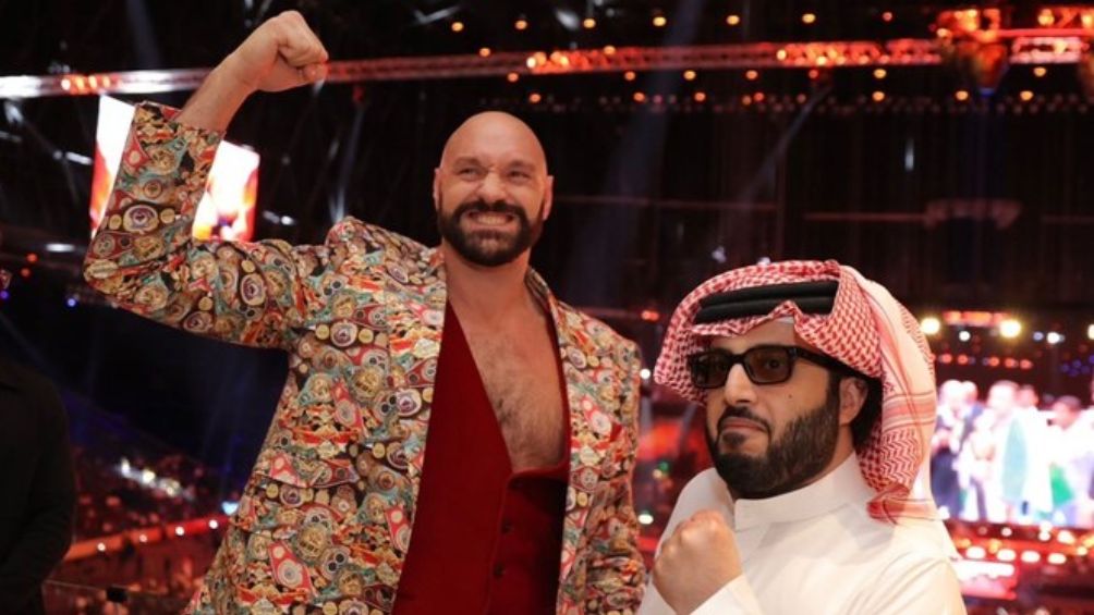 Alalshikh junto a Tyson Fury