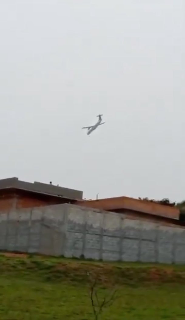 El avión se desplomó dando vueltas hasta tocar con tierra.