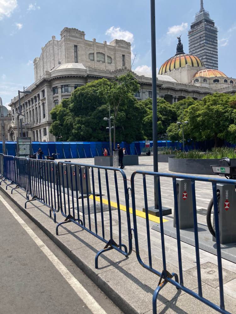 La policía está vigilando que nadie pase a la explanada de Bellas Artes.