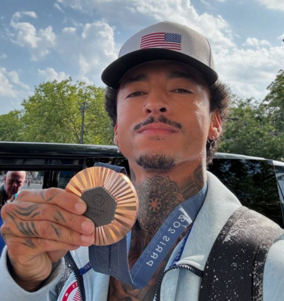 Nyjah Huston con su medalla en buena estado