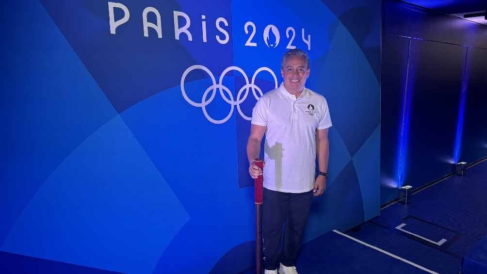 Fernando Platas honrado en París 2024 al llevar un bastón de mando