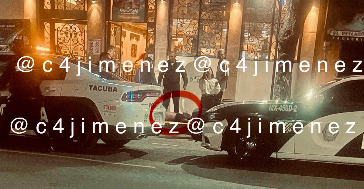 La persona herida quedó tirada frente al restaurante.