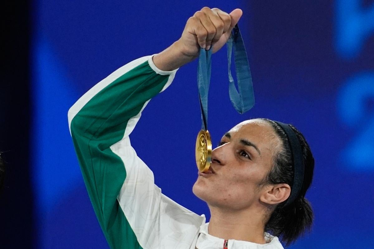 Imane se colgó el oro a pesar de las críticas 