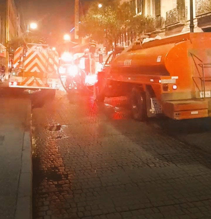 Los trabajos empezaron desde la media noche para sofocar el incendio.