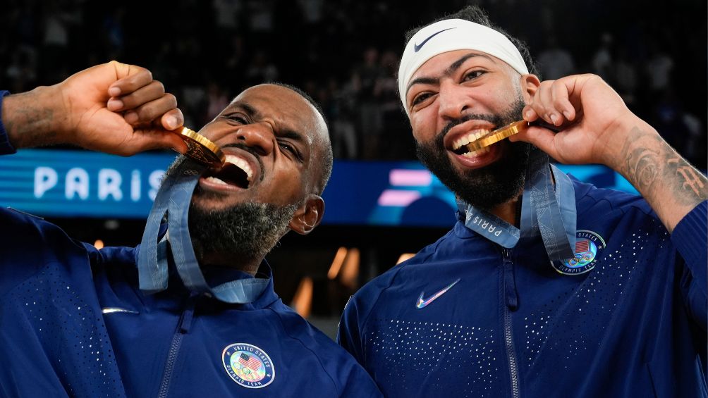 James celebra con Davis el oro olímpico