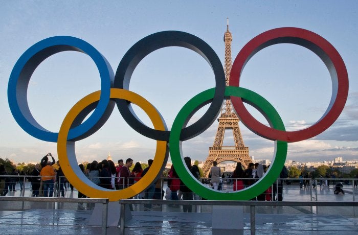 Anillos Olímpicos en la Torre Eiffel