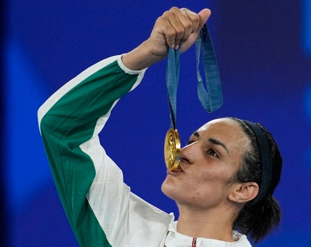 Imane Khelif con su medalla de oro