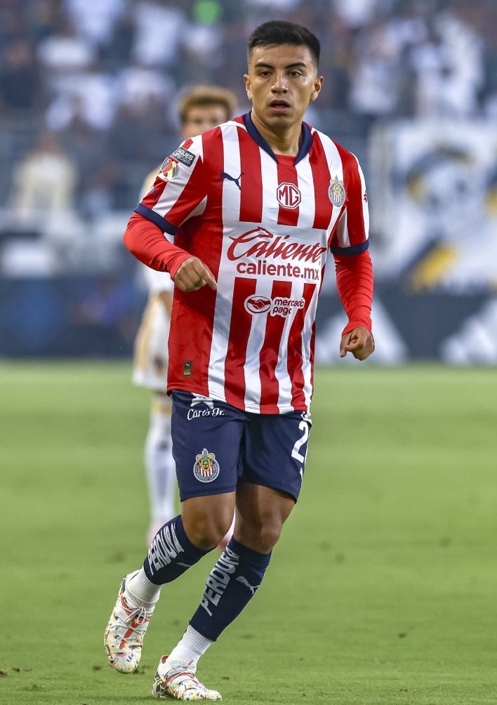 Fernando Beltrán en acción con Chivas