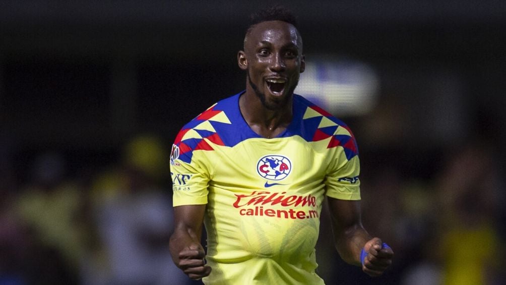 Quiñones festejando un gol con América