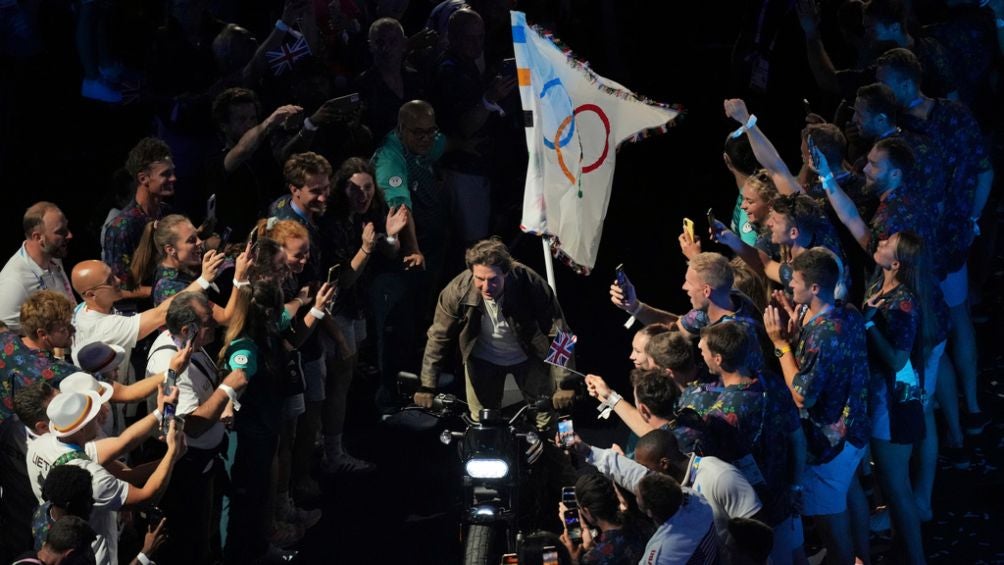 Tom Cruise con bandera olímpica