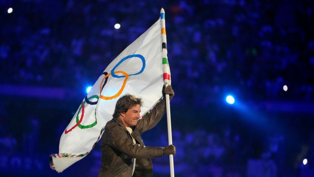 Tom Cruise con bandera olímpica