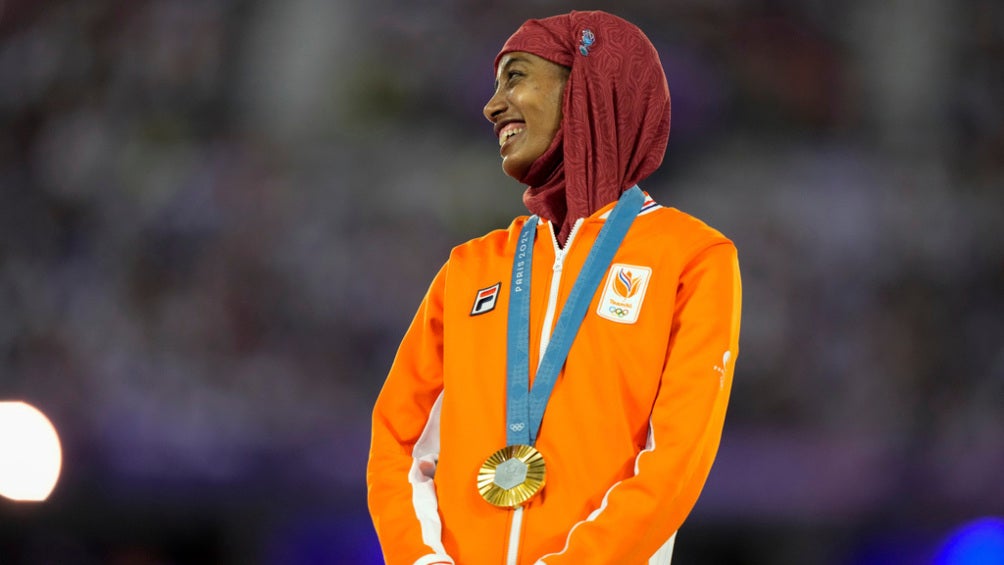 Sifan Hassan receives the last gold medal of Paris 2024 wearing her hijab on the podium