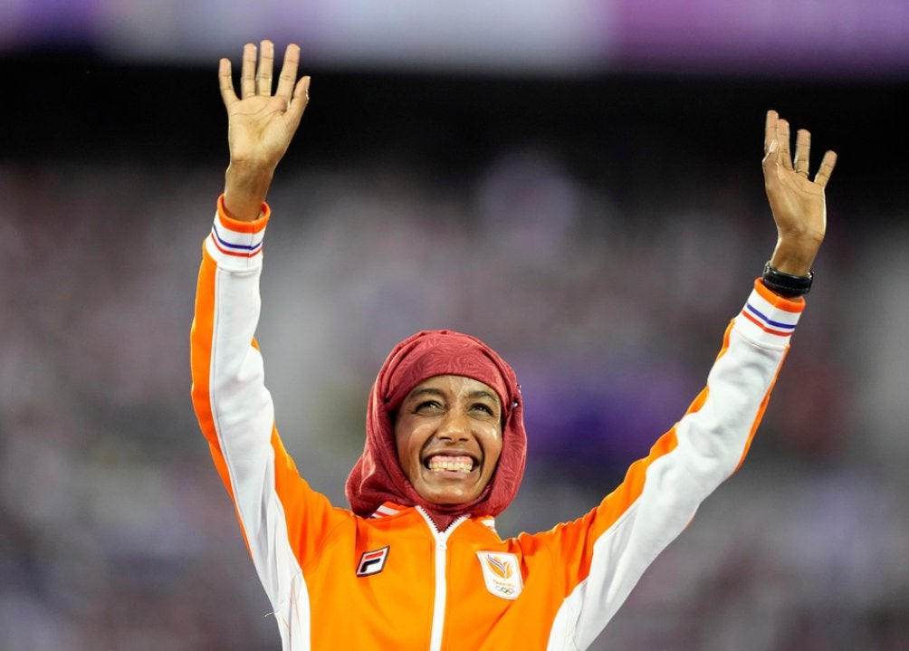 Sifan Hassan portando su hiyab en la ceremonia de clausura