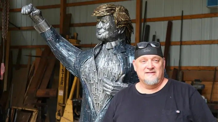 Bill Secunda y su obra, la estatua de Donald Trump en Pennsylvania