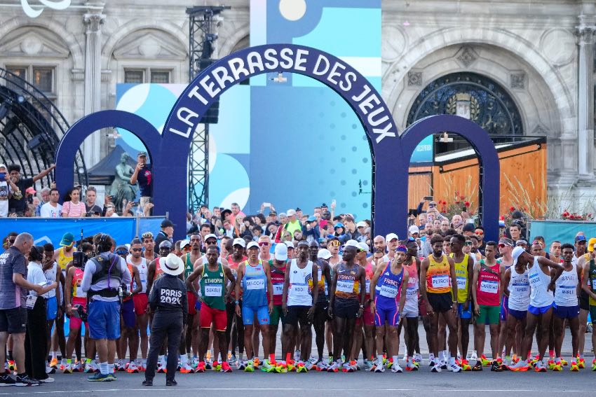 Atletas en París 2024, algunos con la Banda Omius