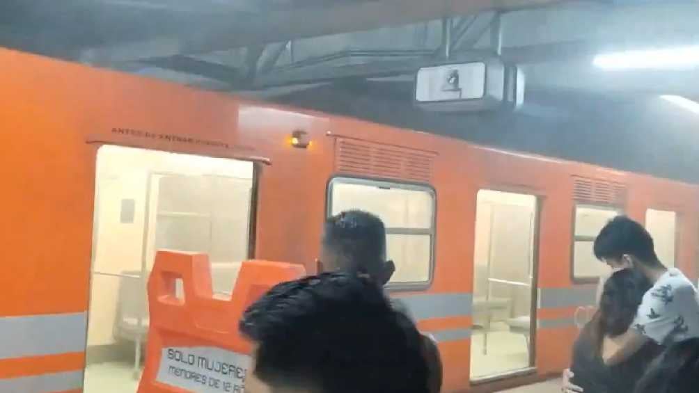 El Metro reportó que se registró un arco eléctrico porque cayó un objeto a las vías. 