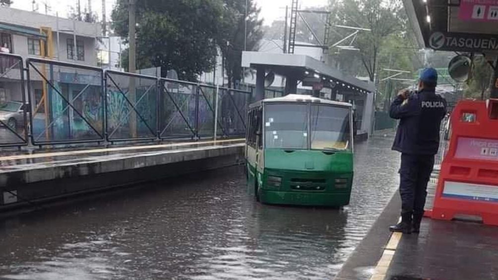 Unidad de microbús invade vías del Tren Ligero