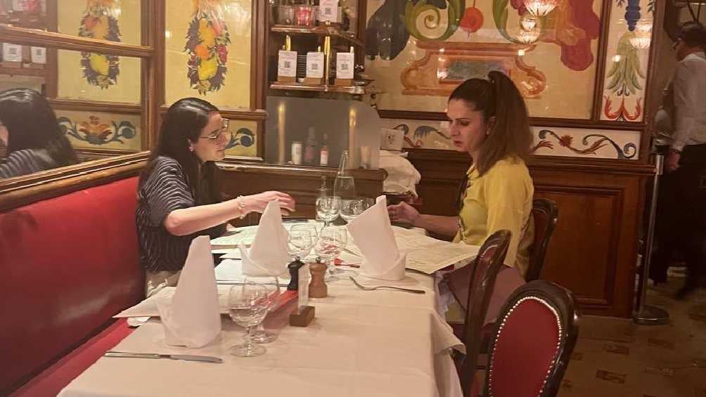 Ana Guevara fue captada cenando en un exclusivo restaurante de París. 