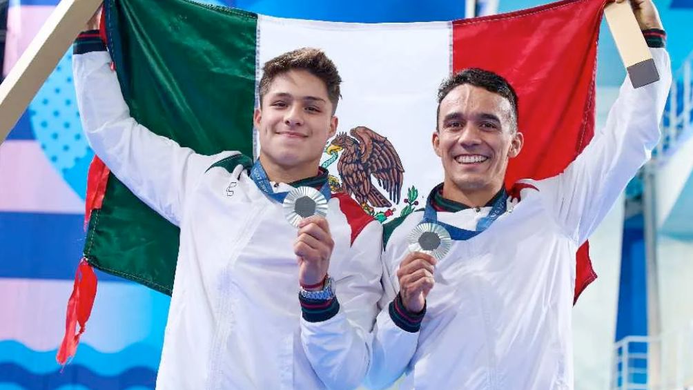 Osmar Olvera y Juan Celaya celebrando su plata