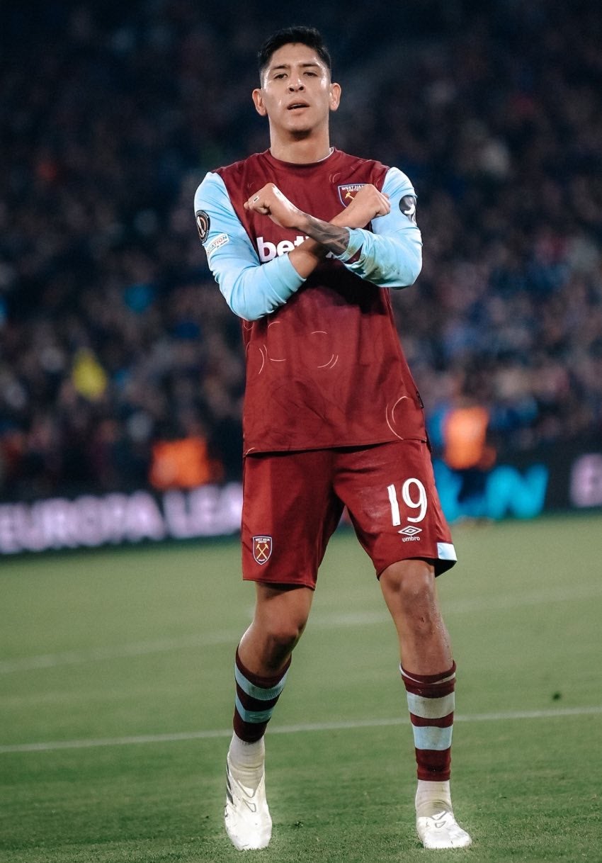 Edson Álvarez en un partido del West Ham