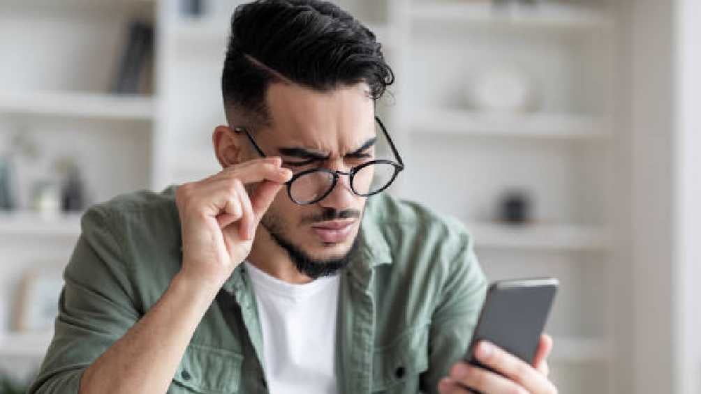 Ver de cerca la televisión o el celular no son los únicos factores que provocan miopía. 