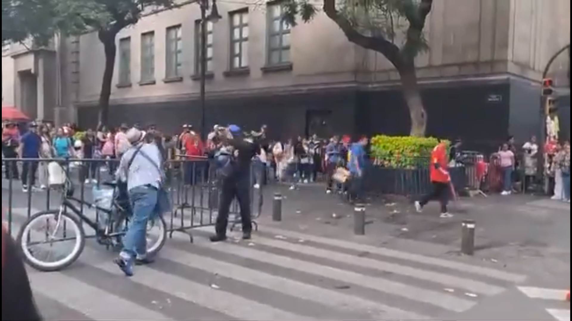 El reclamo del comerciante es que no lo dejaban vender su comida en vía pública.