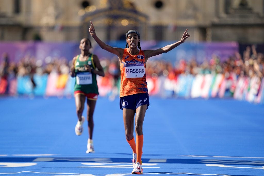 Sifan Hassan cruzando la meta del maratón en París 2024