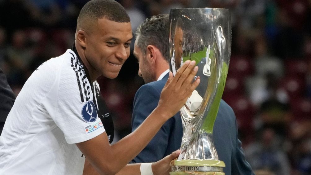 Mbappé con la Supercopa de Europa