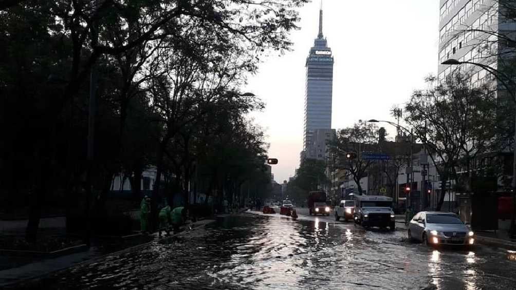 Se recomienda a la población salir a la calle con paraguas. 