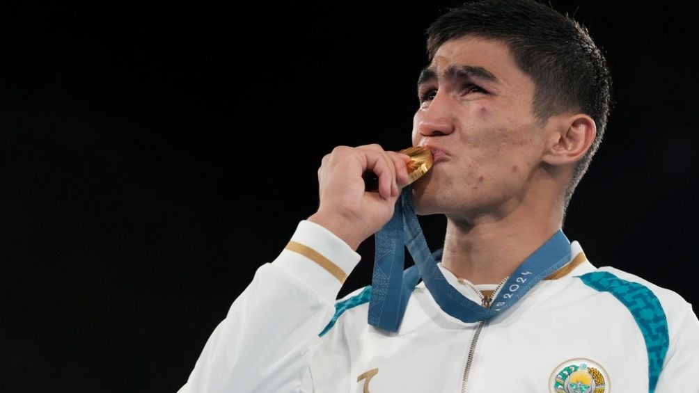  Asadkhuja Muydinkhujaev con medalla de oro