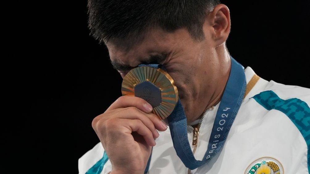 Muydinkhujaev con medalla de oro