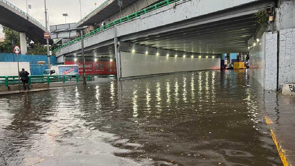 En Periférico se presentaron inundaciones que dejaron autos varados. 