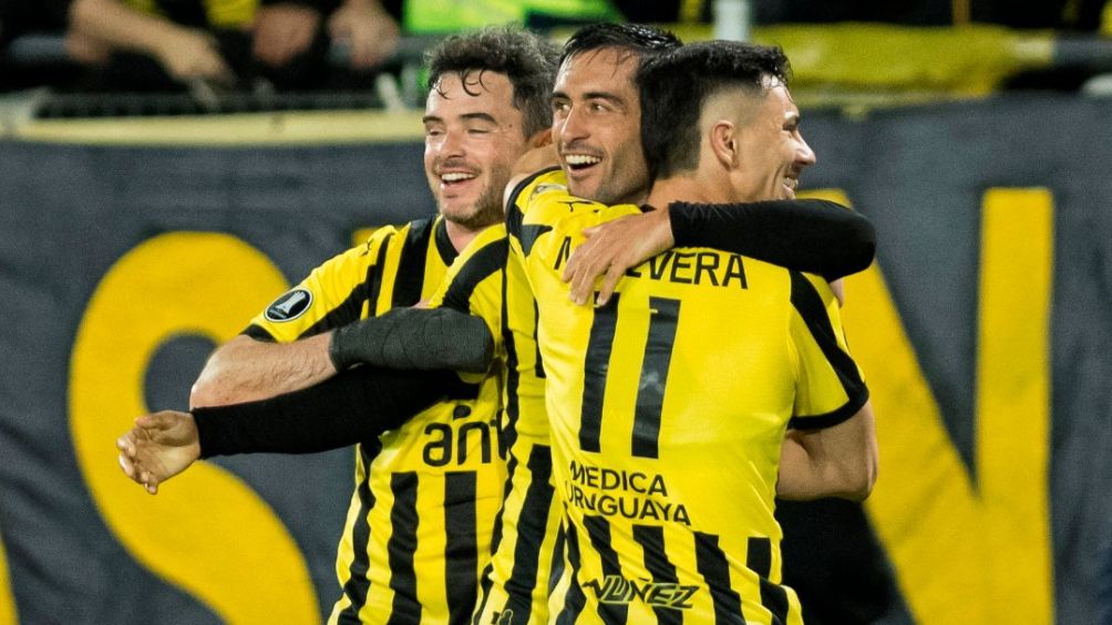 Peñarol goleó a Strongest