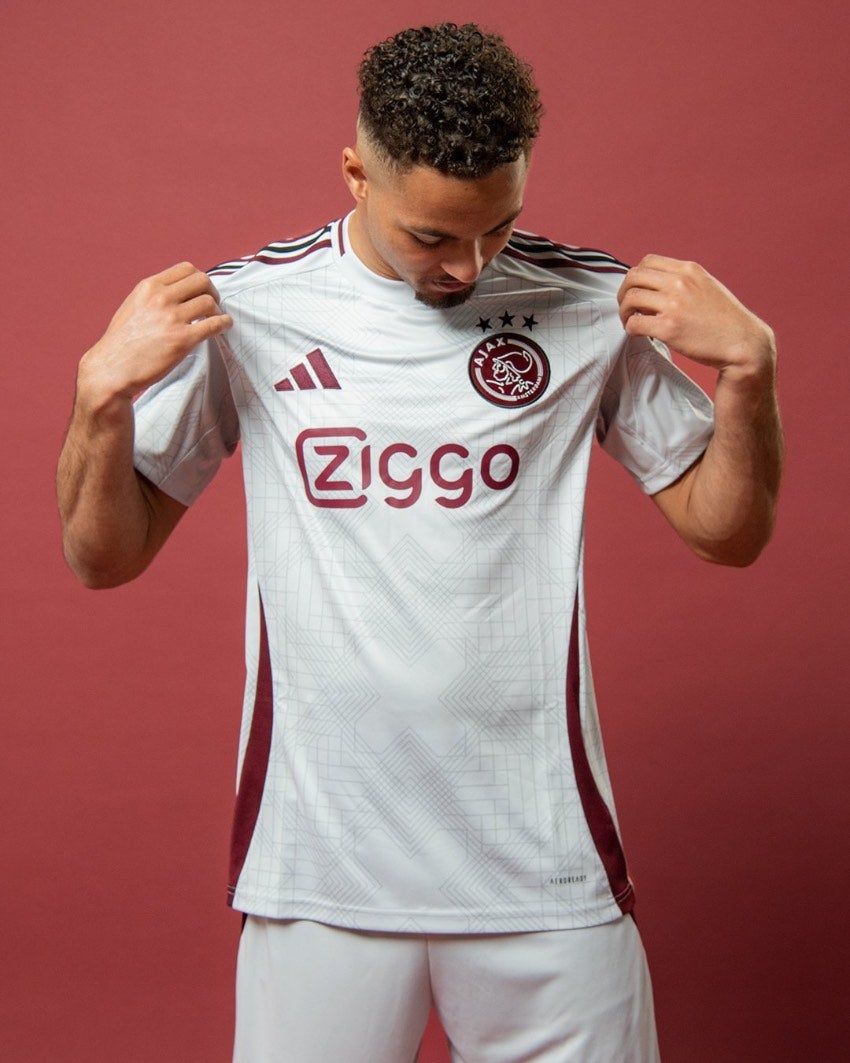 Ajax es uno de los que apostó por el blanco en su uniforme de visita