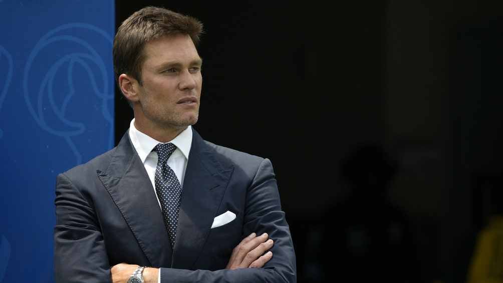 ¿Cambió de deporte? Tom Brady 'brilla' con entrada al estilo Hulk Hogan en la WWE