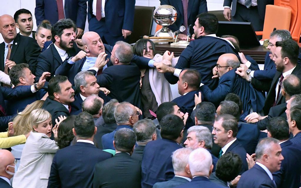 El enojo invadió a todos en el congreso.