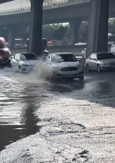 Baja la velocidad en cuanto veas encharcamientos.