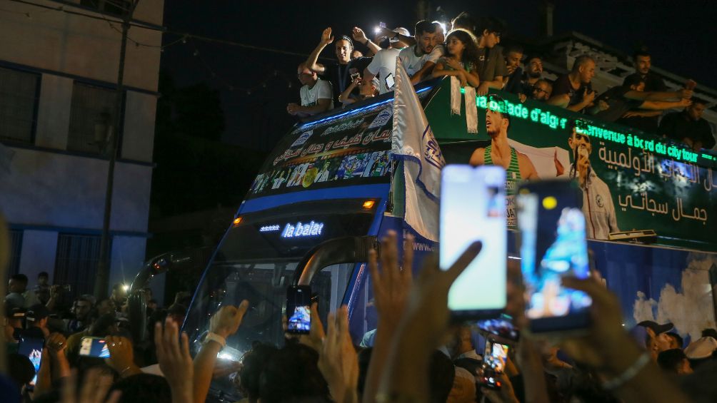 El desfile que recibió a Khelif