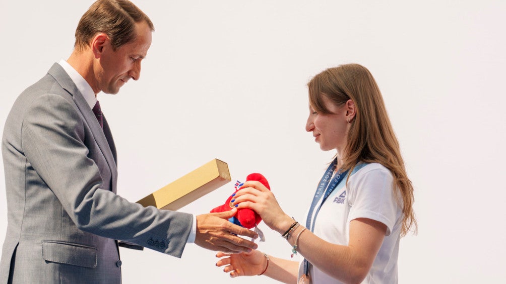 Ana Barbosu recibiendo su medalla y diploma olímpico