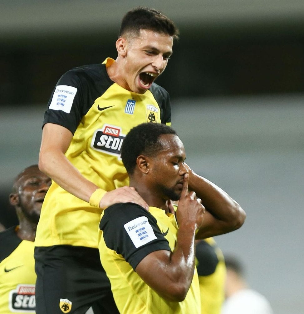 Levi García celebrando el primer gol del AEK