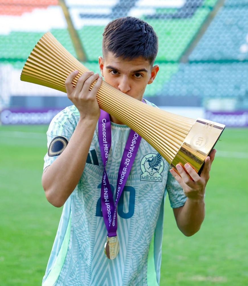 Xavier Biscayzacú con la Sub 20 de México