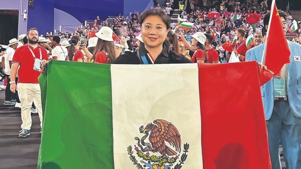 Ma Jin con la bandera de México