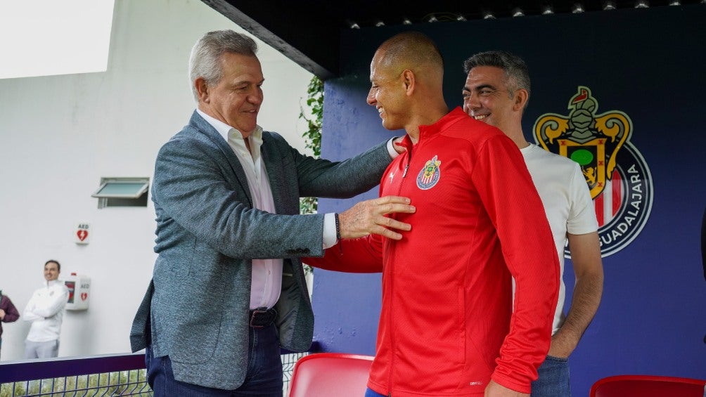 Javier Aguirre se reencuentra con 'Chicharito' Hernández