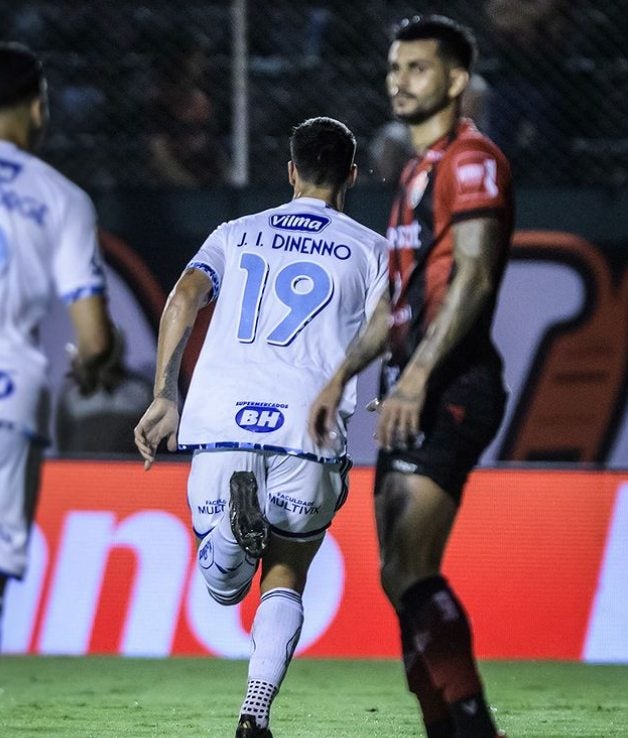 Dinenno celebra uno de sus goles