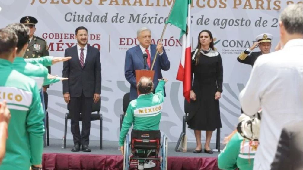 El momento en el que Hernández fue abanderado