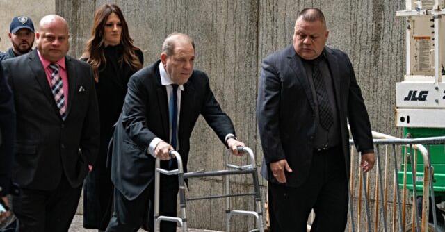 Harvey Weinstein llegó con dificultades al juzgado.